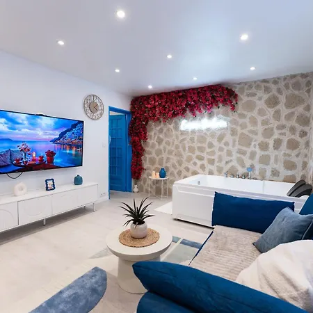 Evasion Santorin - Jacuzzi & Relax Апартаменты Гавр